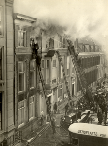 406989 Afbeelding van de brand in het kantoorgebouw van het Utrechts Nieuwsblad (Drift 23) te Utrecht.